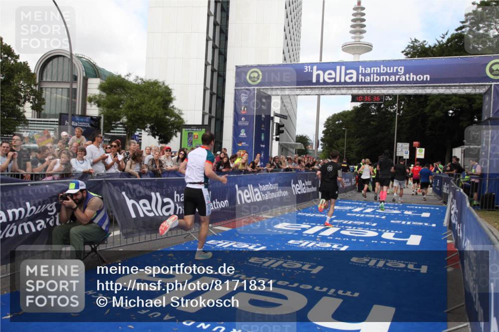 29.06.2025 - hella hamburg halbmarathon Michael Strokosch http://msf.ph/oto/8171831 29.06.2025 10:36:35 Ziel 2121, 6915, 8121, 9296, 10404, 10680, 10852, 11833, 12916, 17723, 18062 meine-sportfotos.de