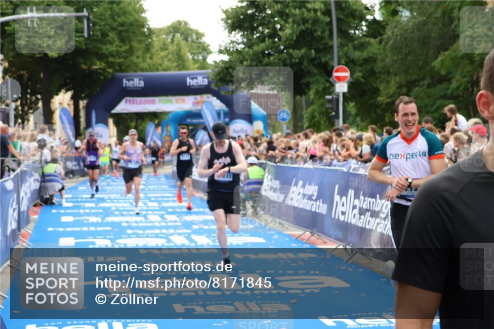 29.06.2025 - hella hamburg halbmarathon Zöllner http://msf.ph/oto/8171845 29.06.2025 10:36:37 Ziel 2121, 3809, 6915, 8121, 9296, 11833, 16523, 17723 meine-sportfotos.de