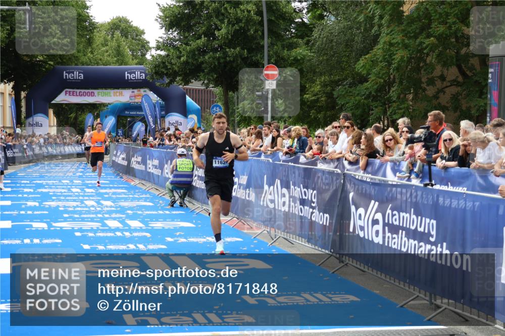 29.06.2025 - hella hamburg halbmarathon Zöllner http://msf.ph/oto/8171848 29.06.2025 10:23:01 Ziel 4128, 11624, 18328 meine-sportfotos.de