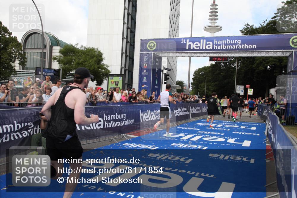 29.06.2025 - hella hamburg halbmarathon Michael Strokosch http://msf.ph/oto/8171854 29.06.2025 10:36:36 Ziel 2121, 6915, 8121, 9296, 10404, 10680, 10852, 11833, 12916, 16523, 17723 meine-sportfotos.de