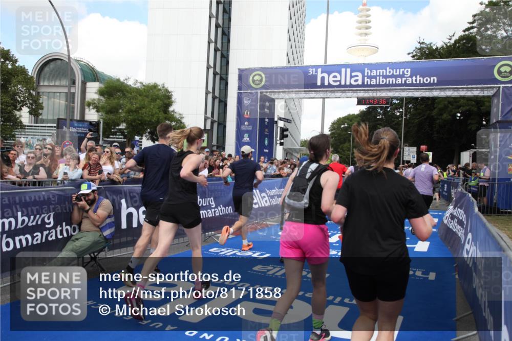 29.06.2025 - hella hamburg halbmarathon Michael Strokosch http://msf.ph/oto/8171858 29.06.2025 11:43:34 Ziel 3307, 3428, 6616, 7118, 7119, 7552, 7589, 7984, 8021, 8300, 8301, 8865, 8866, 10145, 11207, 12227, 12298, 13330, 15562, 15815, 18258 meine-sportfotos.de