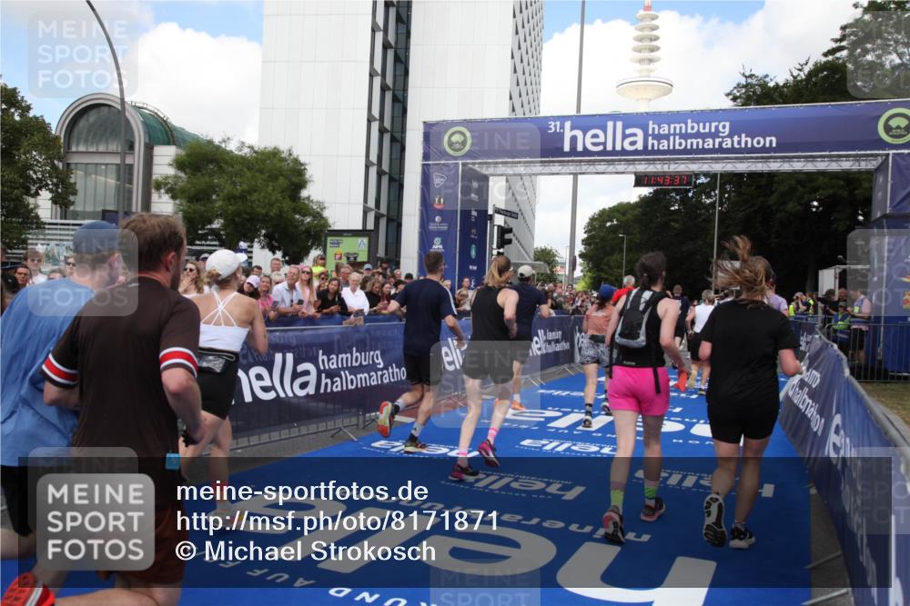 29.06.2025 - hella hamburg halbmarathon Michael Strokosch http://msf.ph/oto/8171871 29.06.2025 11:43:35 Ziel 3307, 3428, 6616, 7118, 7119, 7552, 7984, 8021, 8300, 8301, 8865, 8866, 10145, 11207, 12227, 12298, 13330, 15815 meine-sportfotos.de