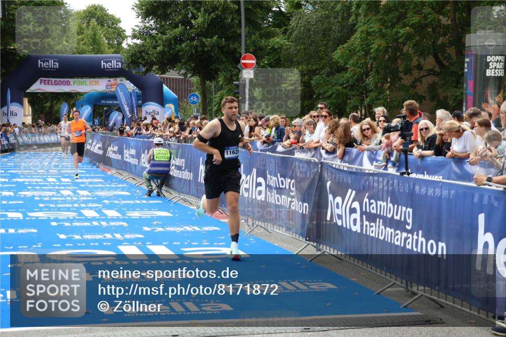 29.06.2025 - hella hamburg halbmarathon Zöllner http://msf.ph/oto/8171872 29.06.2025 10:23:01 Ziel 4128, 11624, 18328 meine-sportfotos.de