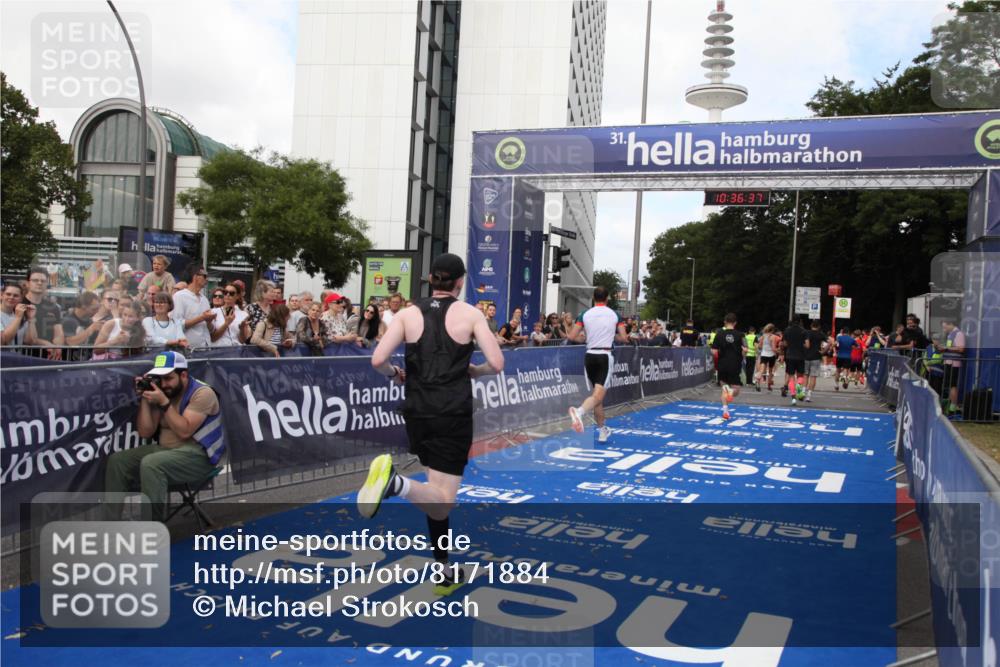 29.06.2025 - hella hamburg halbmarathon Michael Strokosch http://msf.ph/oto/8171884 29.06.2025 10:36:36 Ziel 2121, 6915, 8121, 9296, 10404, 10680, 10852, 11833, 12916, 16523, 17723 meine-sportfotos.de