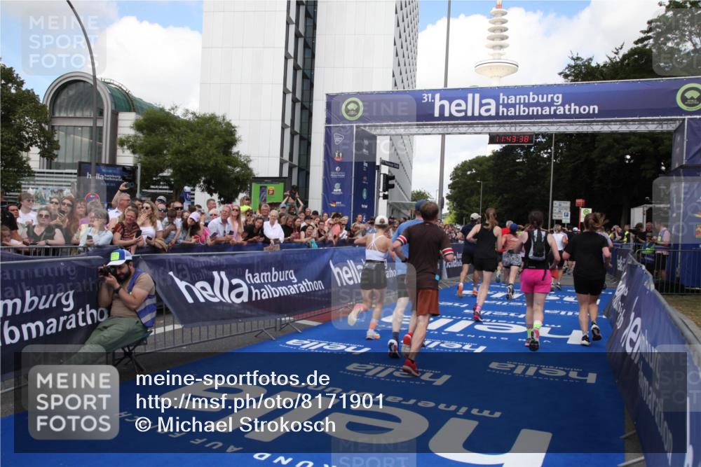 29.06.2025 - hella hamburg halbmarathon Michael Strokosch http://msf.ph/oto/8171901 29.06.2025 11:43:36 Ziel 6616, 7118, 7119, 7552, 7984, 8300, 8301, 8865, 8866, 11207, 12227, 12298, 13330, 15815 meine-sportfotos.de