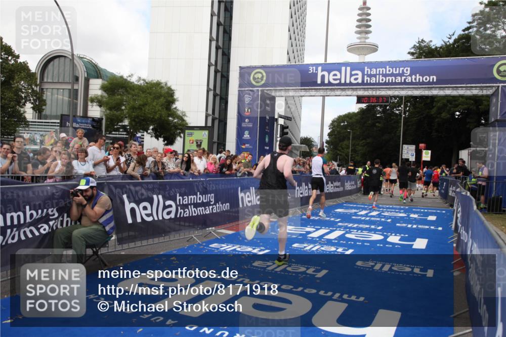 29.06.2025 - hella hamburg halbmarathon Michael Strokosch http://msf.ph/oto/8171918 29.06.2025 10:36:36 Ziel 2121, 6915, 8121, 9296, 10404, 10680, 10852, 11833, 12916, 16523, 17723 meine-sportfotos.de