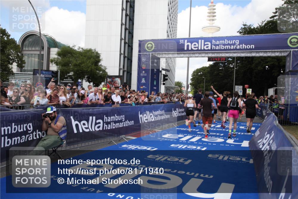 29.06.2025 - hella hamburg halbmarathon Michael Strokosch http://msf.ph/oto/8171940 29.06.2025 11:43:37 Ziel 6616, 7118, 7119, 7552, 7984, 8300, 8301, 8865, 8866, 9164, 11207, 12227, 12298, 13330, 15815 meine-sportfotos.de