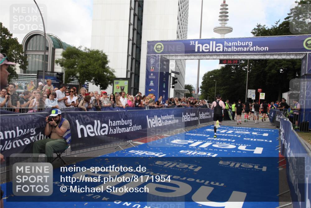 29.06.2025 - hella hamburg halbmarathon Michael Strokosch http://msf.ph/oto/8171954 29.06.2025 10:36:37 Ziel 2121, 6915, 8121, 9296, 10680, 11833, 16523, 17723 meine-sportfotos.de