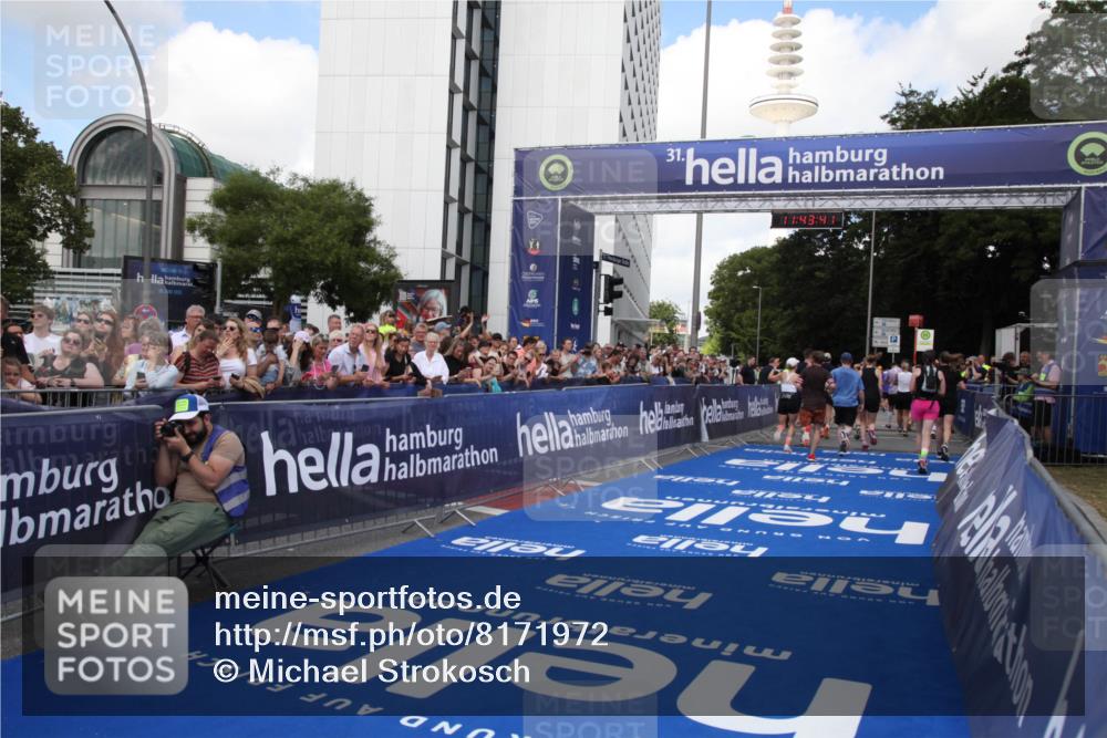29.06.2025 - hella hamburg halbmarathon Michael Strokosch http://msf.ph/oto/8171972 29.06.2025 11:43:39 Ziel 2572, 6088, 6616, 7118, 7119, 7984, 8865, 8866, 9164, 9432, 10714, 11207, 12298, 13330, 13406, 17267 meine-sportfotos.de