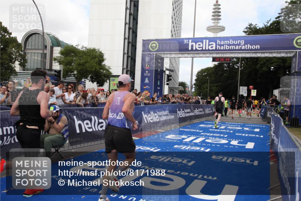 29.06.2025 - hella hamburg halbmarathon Michael Strokosch http://msf.ph/oto/8171988 29.06.2025 10:36:38 Ziel 2121, 3809, 6915, 8121, 9296, 11833, 16523, 17723 meine-sportfotos.de