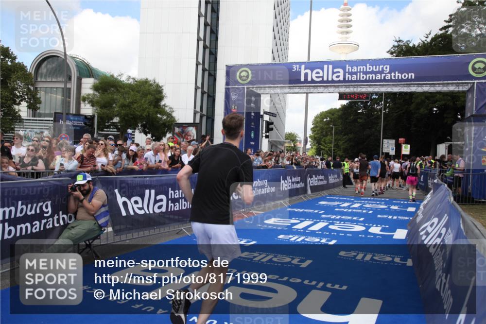 29.06.2025 - hella hamburg halbmarathon Michael Strokosch http://msf.ph/oto/8171999 29.06.2025 11:43:40 Ziel 2572, 6088, 6616, 7119, 7984, 8865, 8866, 9164, 9432, 10714, 11207, 12298, 13330, 13406, 17267 meine-sportfotos.de