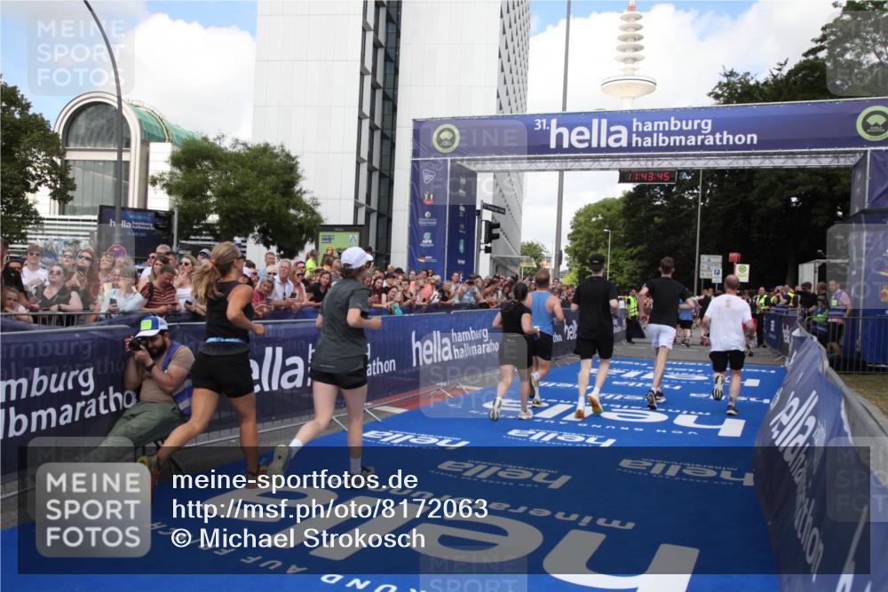 29.06.2025 - hella hamburg halbmarathon Michael Strokosch http://msf.ph/oto/8172063 29.06.2025 11:43:42 Ziel 2572, 6088, 6362, 6616, 7575, 7576, 9164, 9432, 10714, 13406, 17267 meine-sportfotos.de