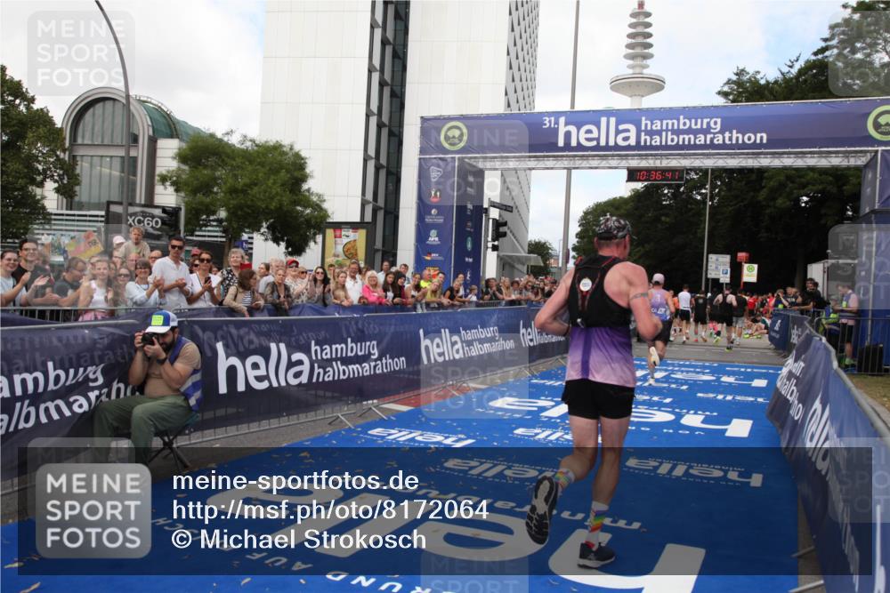 29.06.2025 - hella hamburg halbmarathon Michael Strokosch http://msf.ph/oto/8172064 29.06.2025 10:36:40 Ziel 1571, 2121, 3809, 5092, 6915, 8121, 11833, 16523, 18038, 18733 meine-sportfotos.de