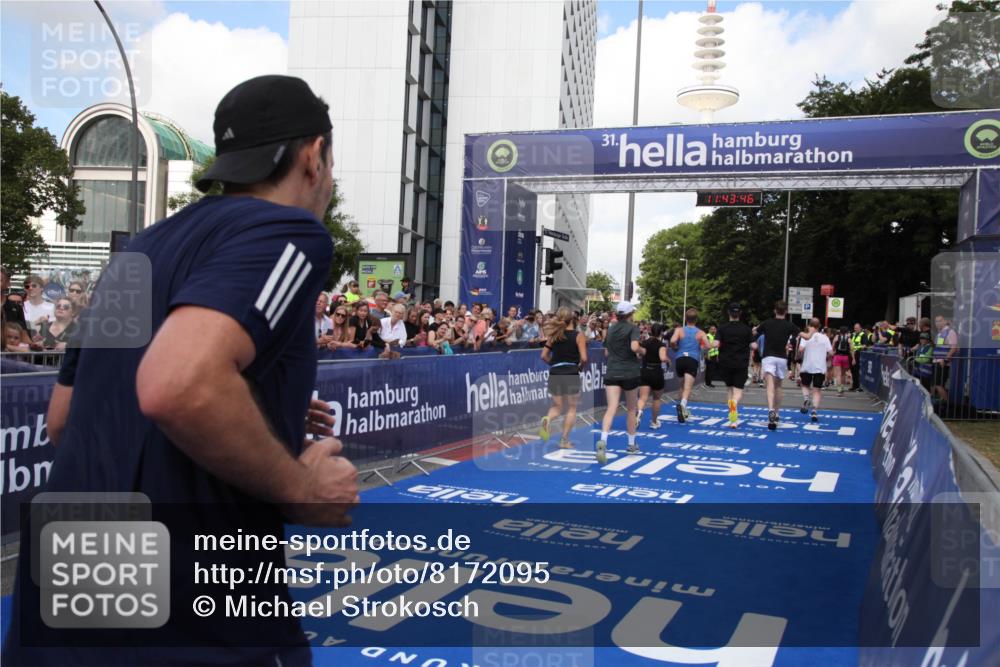 29.06.2025 - hella hamburg halbmarathon Michael Strokosch http://msf.ph/oto/8172095 29.06.2025 11:43:44 Ziel 1118, 2534, 2572, 3432, 6088, 6343, 6362, 7575, 7576, 9164, 9432, 10714, 11621, 13406, 16388, 17267 meine-sportfotos.de