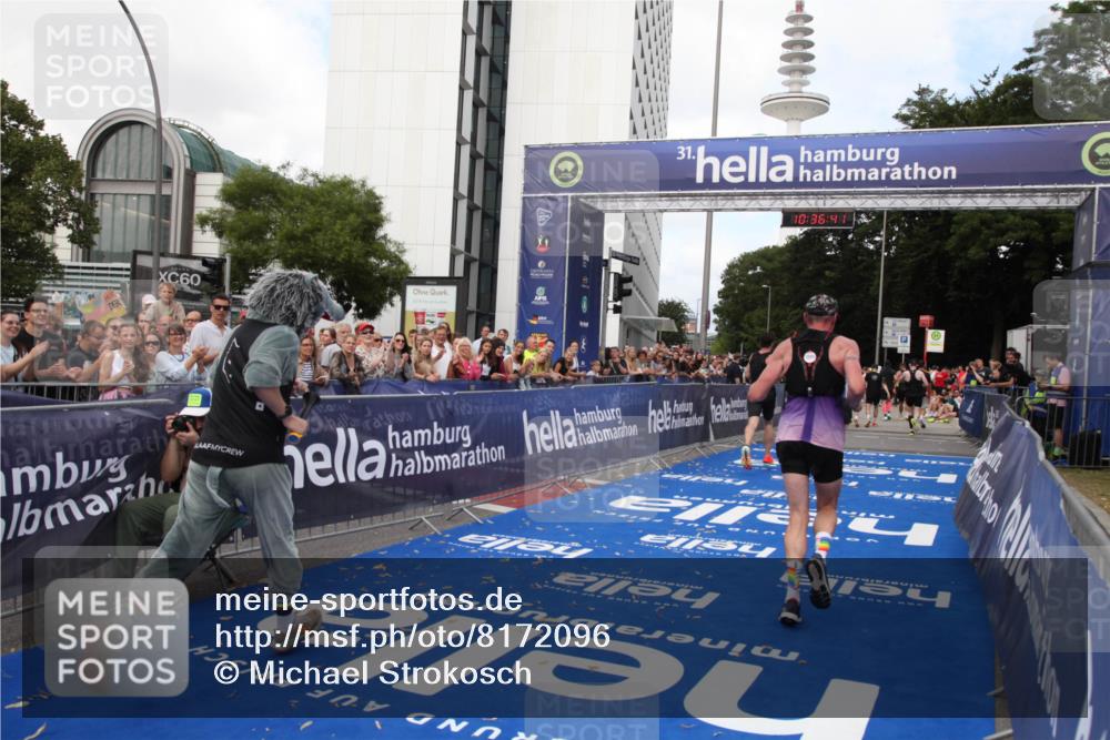 29.06.2025 - hella hamburg halbmarathon Michael Strokosch http://msf.ph/oto/8172096 29.06.2025 10:36:40 Ziel 1571, 2121, 3809, 5092, 6915, 8121, 11833, 16523, 18038, 18733 meine-sportfotos.de