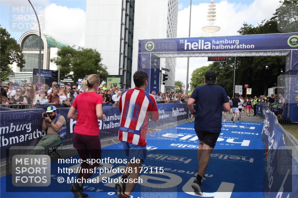 29.06.2025 - hella hamburg halbmarathon Michael Strokosch http://msf.ph/oto/8172115 29.06.2025 11:43:45 Ziel 1118, 2534, 2572, 3432, 3873, 6088, 6343, 6362, 7575, 7576, 9164, 9432, 10714, 11621, 13406, 16388, 17267 meine-sportfotos.de