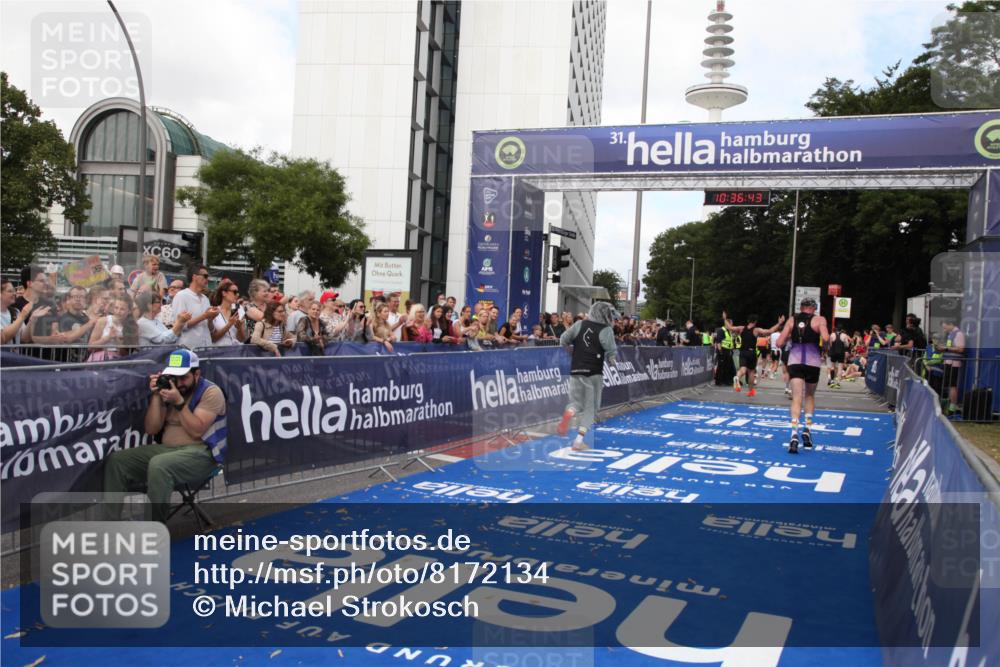 29.06.2025 - hella hamburg halbmarathon Michael Strokosch http://msf.ph/oto/8172134 29.06.2025 10:36:42 Ziel 1571, 2121, 3809, 5092, 6915, 8121, 14622, 16523, 18038, 18733 meine-sportfotos.de