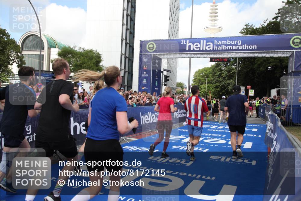 29.06.2025 - hella hamburg halbmarathon Michael Strokosch http://msf.ph/oto/8172145 29.06.2025 11:43:46 Ziel 1118, 2534, 2572, 3432, 3873, 6088, 6343, 6362, 7575, 7576, 9164, 9432, 10714, 11621, 13406, 16388, 17267 meine-sportfotos.de