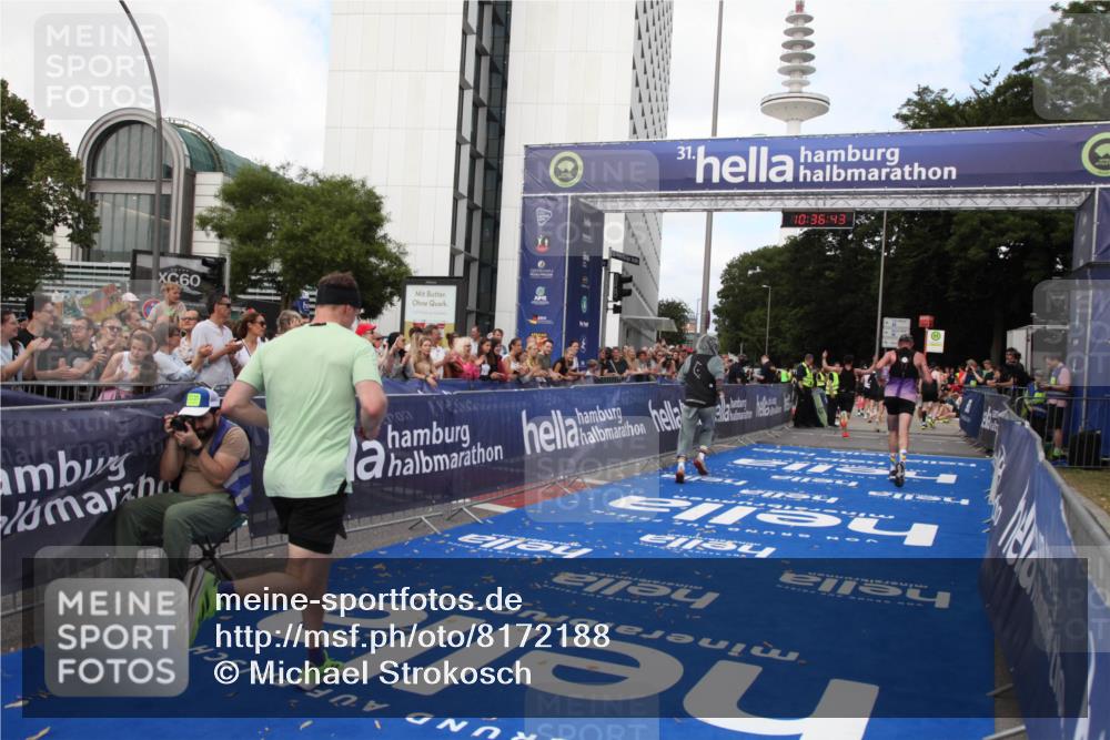 29.06.2025 - hella hamburg halbmarathon Michael Strokosch http://msf.ph/oto/8172188 29.06.2025 10:36:42 Ziel 1571, 2121, 3809, 5092, 6915, 8121, 14622, 16523, 18038, 18733 meine-sportfotos.de