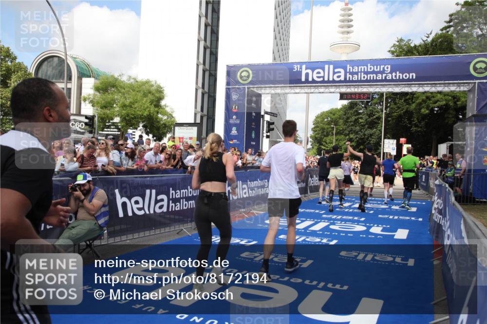 29.06.2025 - hella hamburg halbmarathon Michael Strokosch http://msf.ph/oto/8172194 29.06.2025 11:43:50 Ziel 1118, 2534, 3432, 3653, 3873, 6343, 6362, 7449, 7575, 7576, 8612, 8739, 10762, 11242, 11621, 16388 meine-sportfotos.de