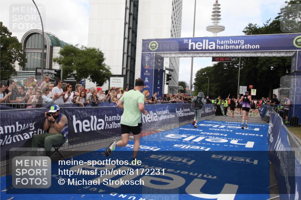 29.06.2025 - hella hamburg halbmarathon Michael Strokosch http://msf.ph/oto/8172231 29.06.2025 10:36:43 Ziel 1571, 3809, 5092, 6915, 14622, 15621, 16523, 18038, 18733 meine-sportfotos.de