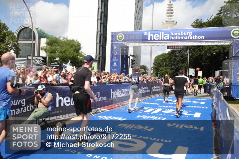 29.06.2025 - hella hamburg halbmarathon Michael Strokosch http://msf.ph/oto/8172255 29.06.2025 11:43:52 Ziel 1118, 1685, 2534, 3432, 3653, 3873, 3896, 6343, 7449, 8198, 8612, 8739, 10762, 11242, 11621, 12010, 16388 meine-sportfotos.de