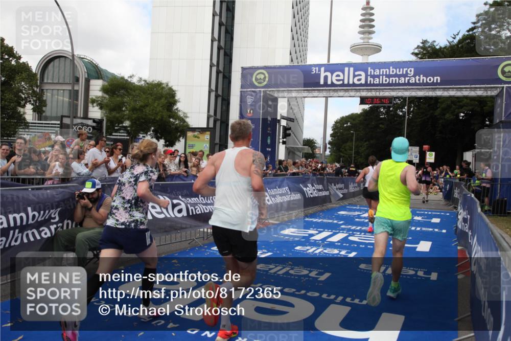 29.06.2025 - hella hamburg halbmarathon Michael Strokosch http://msf.ph/oto/8172365 29.06.2025 10:36:45 Ziel 1571, 3809, 5092, 5961, 14622, 15621, 16523, 18038, 18733 meine-sportfotos.de