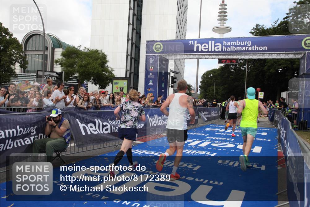 29.06.2025 - hella hamburg halbmarathon Michael Strokosch http://msf.ph/oto/8172389 29.06.2025 10:36:45 Ziel 1571, 3809, 5092, 5961, 14622, 15621, 16523, 18038, 18733 meine-sportfotos.de