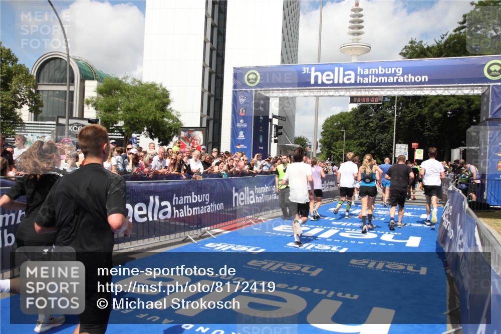 29.06.2025 - hella hamburg halbmarathon Michael Strokosch http://msf.ph/oto/8172419 29.06.2025 11:43:58 Ziel 1685, 3653, 3896, 6995, 7449, 8198, 8199, 8739, 9644, 11242, 12010, 12150, 13862, 15039, 15477, 16667, 17879, 18674, 18864 meine-sportfotos.de
