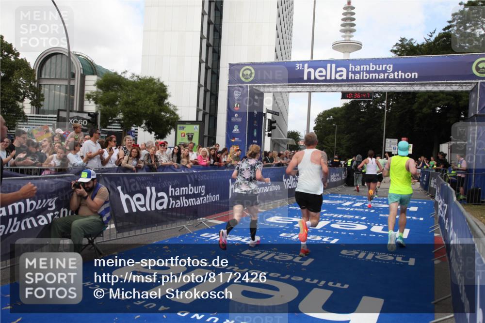 29.06.2025 - hella hamburg halbmarathon Michael Strokosch http://msf.ph/oto/8172426 29.06.2025 10:36:46 Ziel 1571, 3809, 5092, 5961, 14622, 15621, 18038, 18733 meine-sportfotos.de
