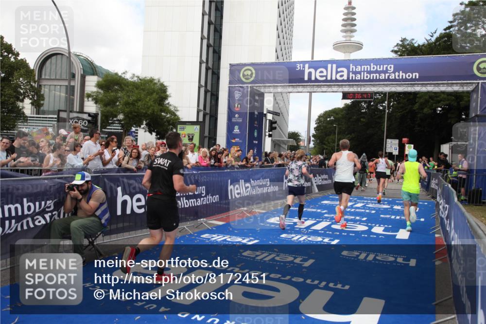 29.06.2025 - hella hamburg halbmarathon Michael Strokosch http://msf.ph/oto/8172451 29.06.2025 10:36:46 Ziel 1571, 3809, 5092, 5961, 14622, 15621, 18038, 18733 meine-sportfotos.de