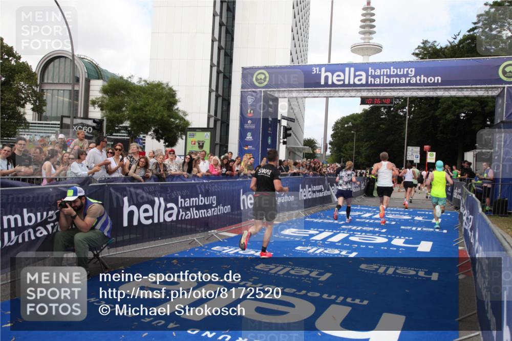 29.06.2025 - hella hamburg halbmarathon Michael Strokosch http://msf.ph/oto/8172520 29.06.2025 10:36:47 Ziel 1571, 3809, 4865, 5092, 5961, 6529, 13343, 14622, 15621, 18038, 18733 meine-sportfotos.de