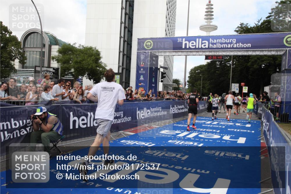 29.06.2025 - hella hamburg halbmarathon Michael Strokosch http://msf.ph/oto/8172537 29.06.2025 10:36:48 Ziel 1571, 4865, 5092, 5961, 6529, 13343, 14622, 15621, 18038, 18733 meine-sportfotos.de