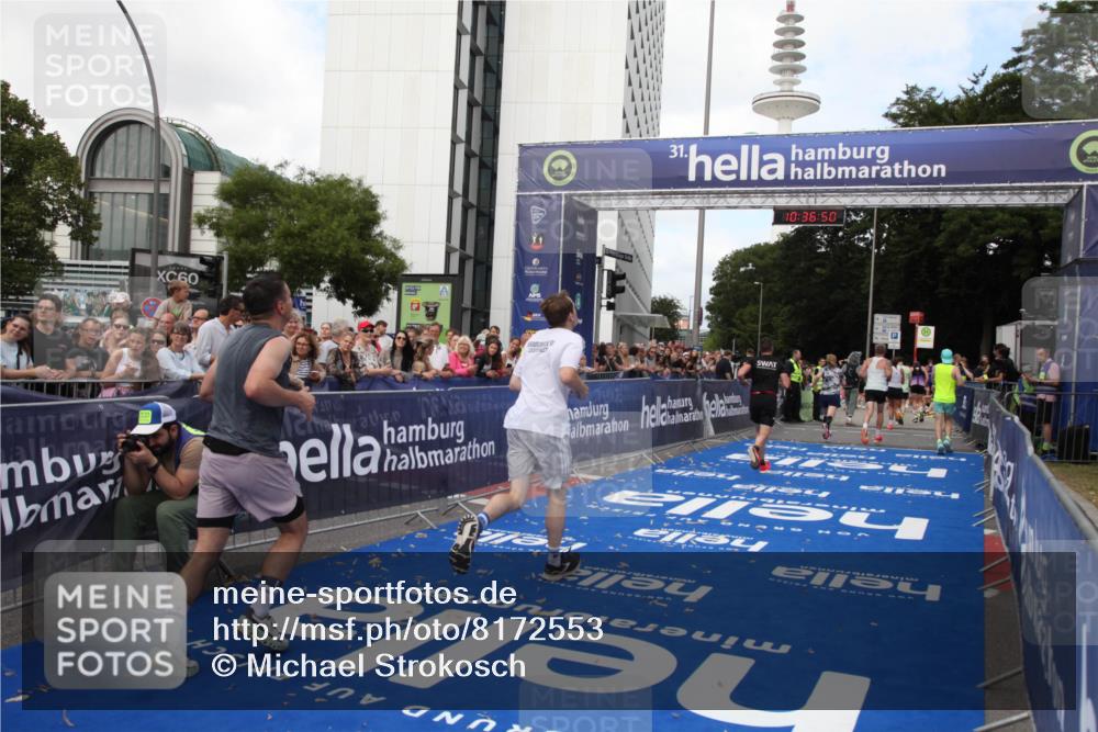29.06.2025 - hella hamburg halbmarathon Michael Strokosch http://msf.ph/oto/8172553 29.06.2025 10:36:48 Ziel 1571, 4865, 5092, 5961, 6529, 13343, 14622, 15621, 18038, 18733 meine-sportfotos.de