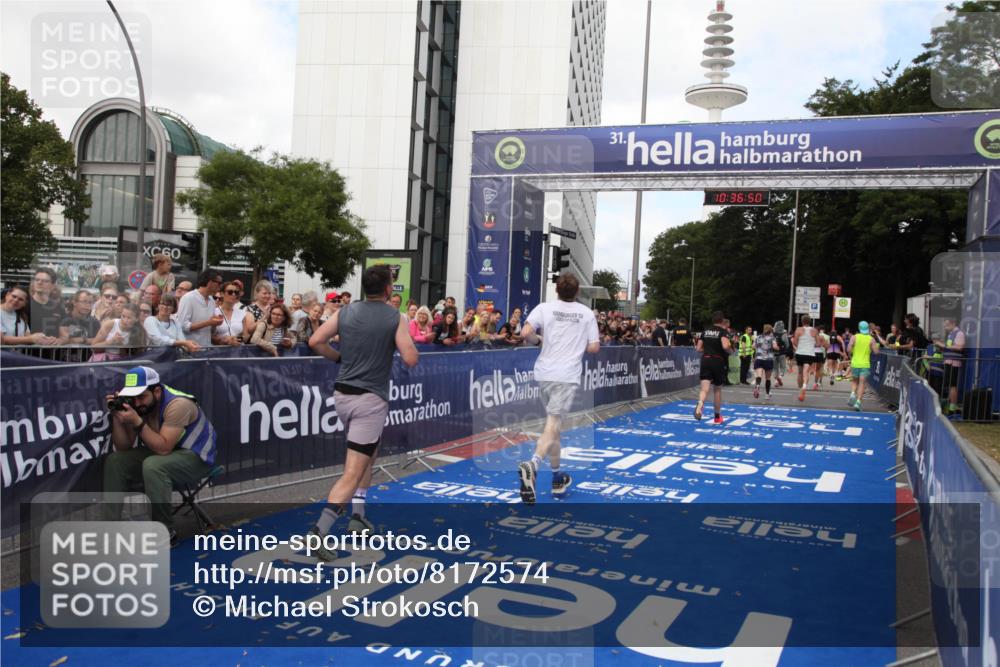 29.06.2025 - hella hamburg halbmarathon Michael Strokosch http://msf.ph/oto/8172574 29.06.2025 10:36:49 Ziel 1571, 4865, 5961, 6529, 13343, 14622, 15621, 15939, 18038, 18733 meine-sportfotos.de