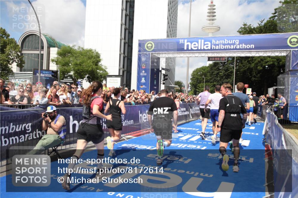 29.06.2025 - hella hamburg halbmarathon Michael Strokosch http://msf.ph/oto/8172614 29.06.2025 11:44:08 Ziel 1465, 1901, 3246, 4260, 4271, 4618, 7733, 10626, 10627, 11097, 11260, 11740, 12028, 12969, 13715, 13970, 13971, 14037, 14915, 16260, 16559, 17666 meine-sportfotos.de