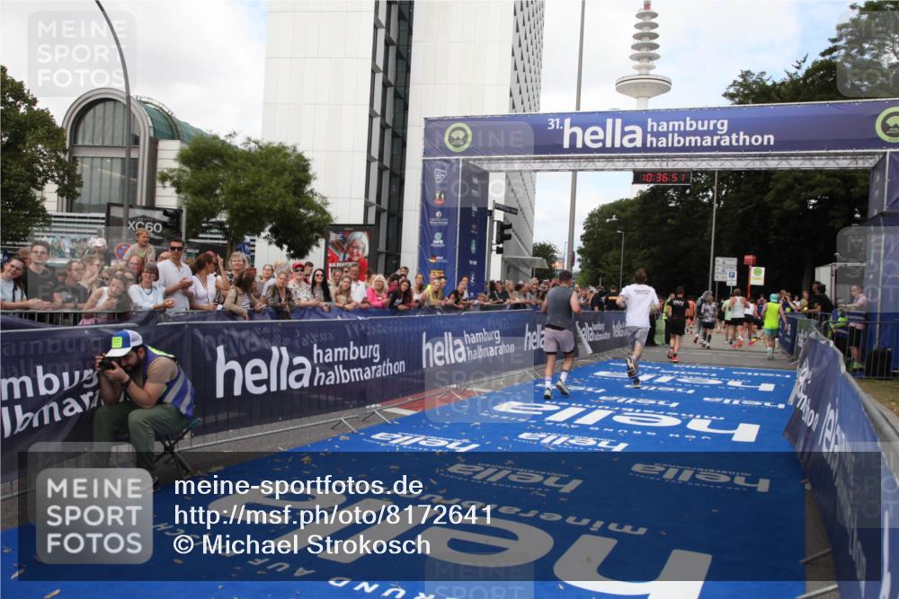 29.06.2025 - hella hamburg halbmarathon Michael Strokosch http://msf.ph/oto/8172641 29.06.2025 10:36:50 Ziel 4865, 5961, 6529, 13343, 14622, 15621, 15939 meine-sportfotos.de