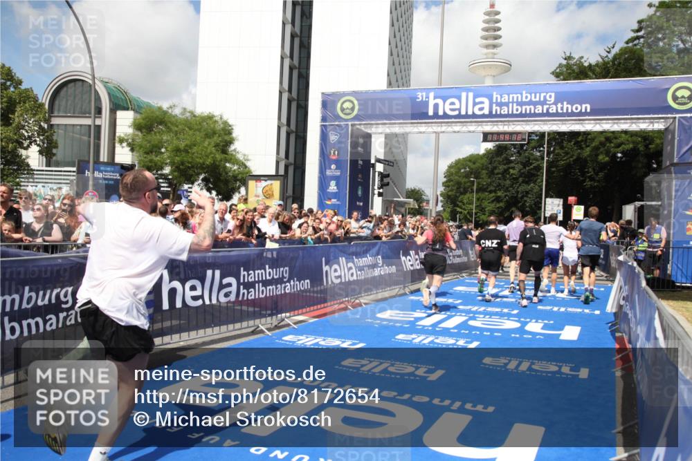 29.06.2025 - hella hamburg halbmarathon Michael Strokosch http://msf.ph/oto/8172654 29.06.2025 11:44:10 Ziel 1465, 1901, 3246, 4260, 4271, 4618, 6876, 7733, 10626, 10627, 11260, 11740, 12028, 12969, 13715, 13970, 13971, 14915, 16260, 16559, 17666, 17791 meine-sportfotos.de