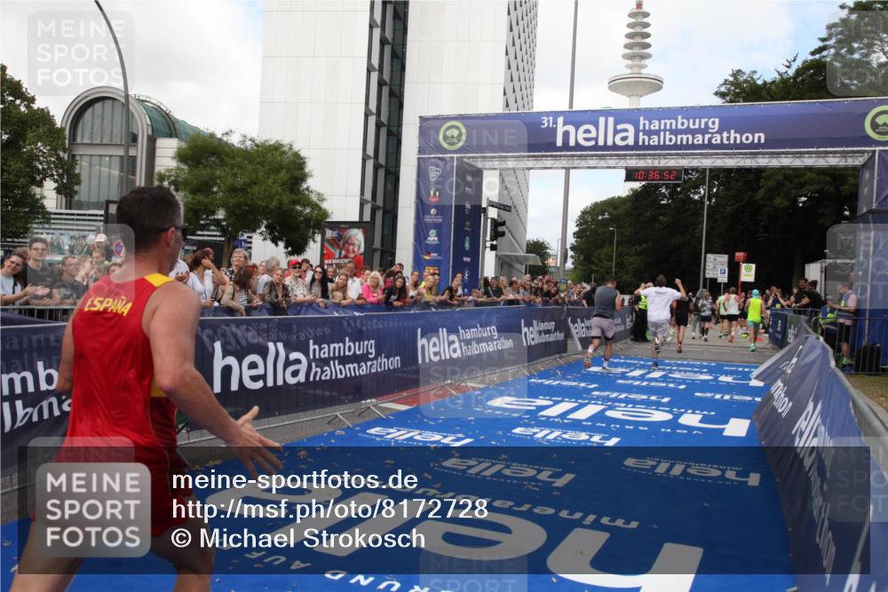 29.06.2025 - hella hamburg halbmarathon Michael Strokosch http://msf.ph/oto/8172728 29.06.2025 10:36:51 Ziel 4865, 5961, 6529, 7310, 13343, 14622, 15621, 15939 meine-sportfotos.de