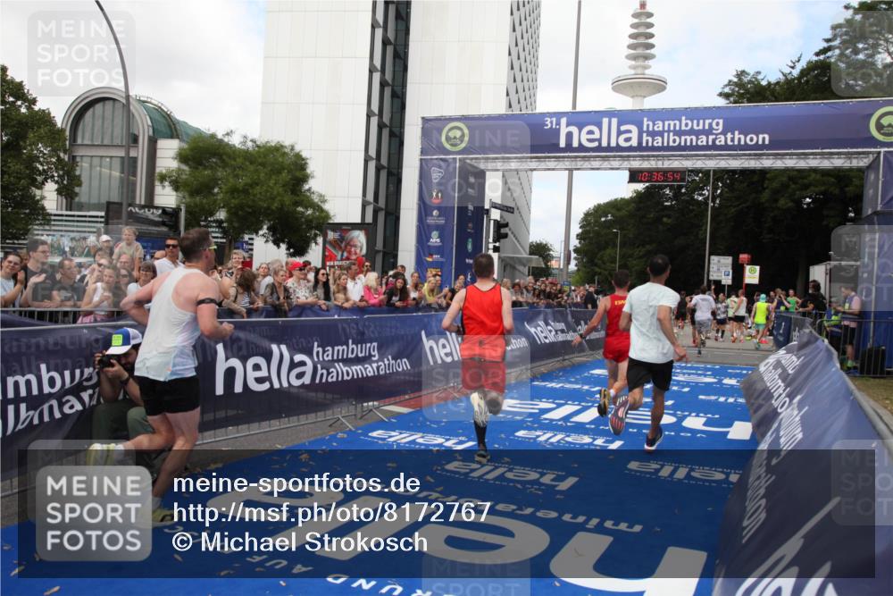 29.06.2025 - hella hamburg halbmarathon Michael Strokosch http://msf.ph/oto/8172767 29.06.2025 10:36:53 Ziel 4865, 5961, 6529, 7310, 13141, 13343, 15939, 18384 meine-sportfotos.de
