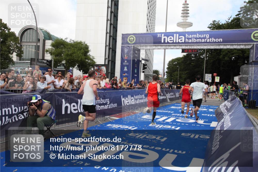 29.06.2025 - hella hamburg halbmarathon Michael Strokosch http://msf.ph/oto/8172778 29.06.2025 10:36:53 Ziel 4865, 5961, 6529, 7310, 13141, 13343, 15939, 18384 meine-sportfotos.de