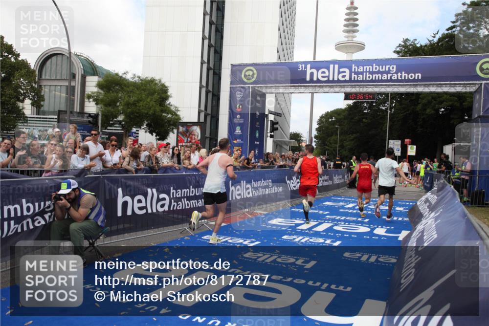 29.06.2025 - hella hamburg halbmarathon Michael Strokosch http://msf.ph/oto/8172787 29.06.2025 10:36:53 Ziel 4865, 5961, 6529, 7310, 13141, 13343, 15939, 18384 meine-sportfotos.de