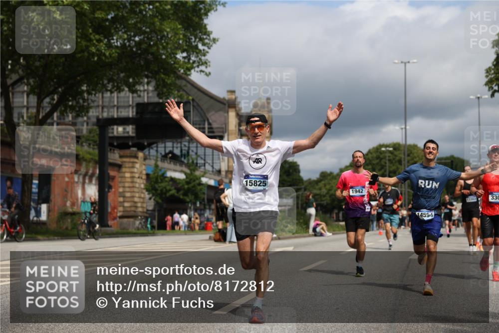 29.06.2025 - hella hamburg halbmarathon Yannick Fuchs http://msf.ph/oto/8172812 29.06.2025 10:41:25 20KM 1012, 1070, 1460, 1689, 1942, 2274, 2623, 3304, 4093, 5129, 5472, 5532, 5650, 5889, 6203, 6630, 7480, 7908, 8564, 8852, 9051, 9305, 10122, 10423, 11021, 11077, 11518, 12706, 12724, 13223, 13303, 14415, 14482, 14594, 15451, 15611, 15714, 15825, 15923, 15973, 16089, 16175, 16819, 17229, 17718, 17743, 17846, 18297, 18356, 19127 meine-sportfotos.de