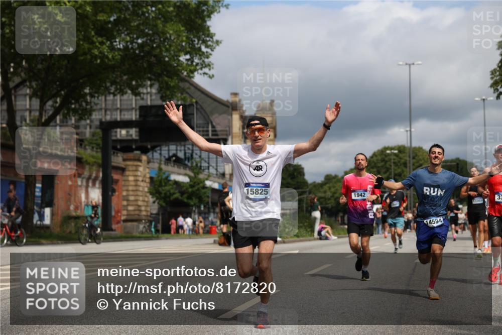 29.06.2025 - hella hamburg halbmarathon Yannick Fuchs http://msf.ph/oto/8172820 29.06.2025 10:41:25 20KM 1012, 1070, 1460, 1689, 1942, 2274, 2623, 3304, 4093, 5129, 5472, 5532, 5650, 5889, 6203, 6630, 7480, 7908, 8564, 8852, 9051, 9305, 10122, 10423, 11021, 11077, 11518, 12706, 12724, 13223, 13303, 14415, 14482, 14594, 15451, 15611, 15714, 15825, 15923, 15973, 16089, 16175, 16819, 17229, 17718, 17743, 17846, 18297, 18356, 19127 meine-sportfotos.de