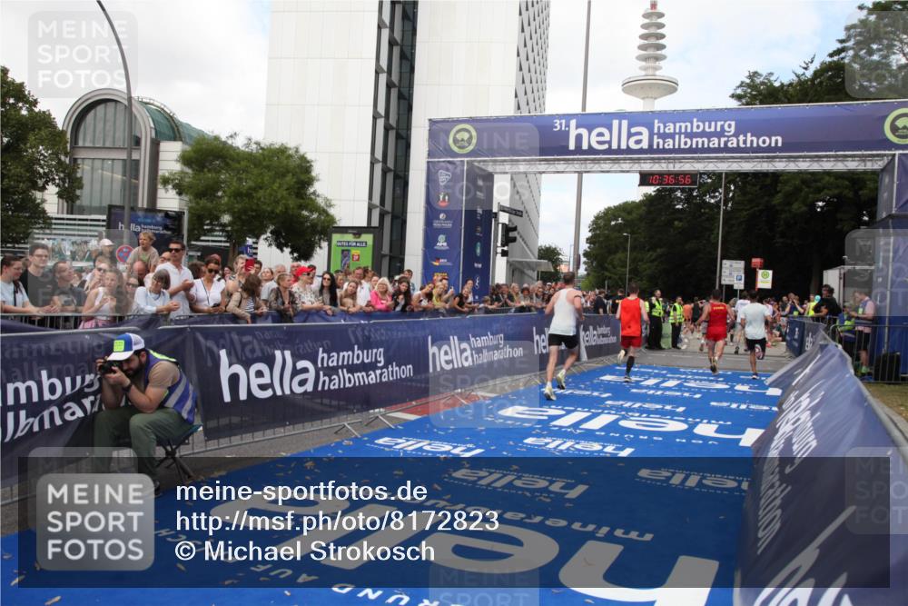 29.06.2025 - hella hamburg halbmarathon Michael Strokosch http://msf.ph/oto/8172823 29.06.2025 10:36:55 Ziel 3959, 4865, 5307, 6529, 7310, 13141, 13343, 15939, 18384 meine-sportfotos.de