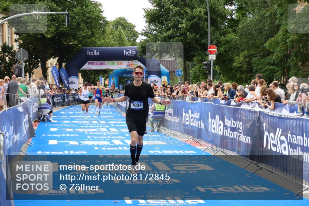 29.06.2025 - hella hamburg halbmarathon Zöllner http://msf.ph/oto/8172845 29.06.2025 10:23:45 Ziel 5301, 7834, 9151 meine-sportfotos.de