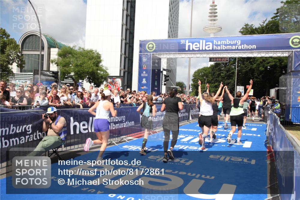 29.06.2025 - hella hamburg halbmarathon Michael Strokosch http://msf.ph/oto/8172861 29.06.2025 11:44:17 Ziel 1192, 1869, 6137, 6876, 7244, 8745, 9455, 11479, 11514, 11550, 13715, 14406, 14937, 15030, 15452, 15453, 17041, 17791 meine-sportfotos.de