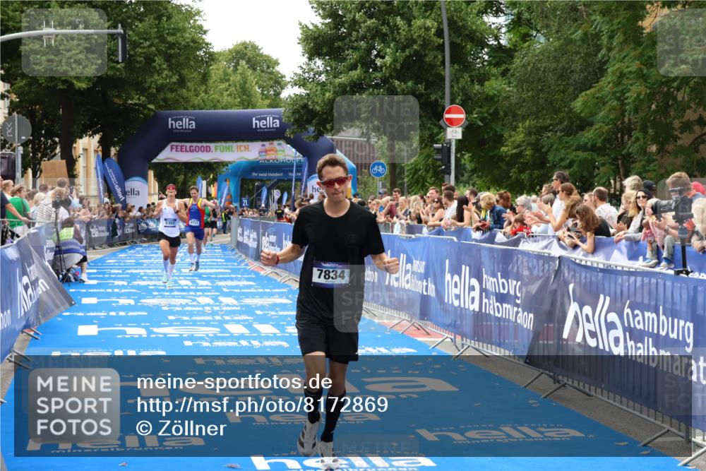 29.06.2025 - hella hamburg halbmarathon Zöllner http://msf.ph/oto/8172869 29.06.2025 10:23:45 Ziel 5301, 7834, 9151 meine-sportfotos.de