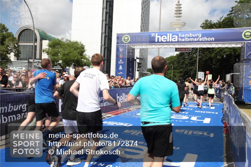 29.06.2025 - hella hamburg halbmarathon Michael Strokosch http://msf.ph/oto/8172874 29.06.2025 11:44:19 Ziel 1192, 1869, 3882, 3883, 6137, 7244, 8745, 8967, 9455, 11479, 11513, 11514, 11550, 13030, 13848, 13861, 14406, 14937, 15030, 15452, 15453, 15617, 15618, 16582, 16706, 17041 meine-sportfotos.de