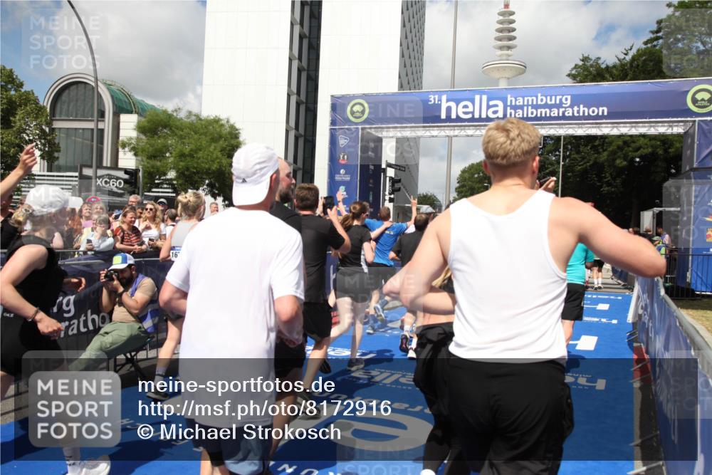 29.06.2025 - hella hamburg halbmarathon Michael Strokosch http://msf.ph/oto/8172916 29.06.2025 11:44:21 Ziel 1192, 2299, 3882, 3883, 6137, 7244, 8582, 8745, 8967, 9455, 11479, 11513, 11514, 11550, 11826, 13018, 13030, 13848, 13861, 14127, 14937, 15030, 15452, 15453, 15617, 15618, 16582, 16706, 18400, 18401, 18888 meine-sportfotos.de